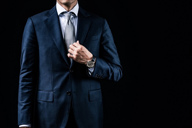 顔合わせ食事会の男性（新郎・父親・兄弟など親族）のフォーマルな服装