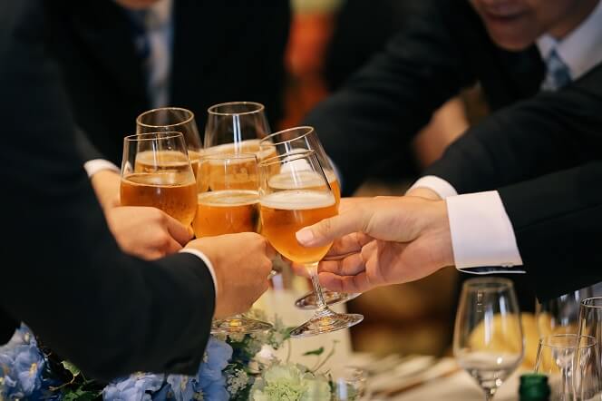 結婚式に友達は何人まで招待する？友達の平均招待人数