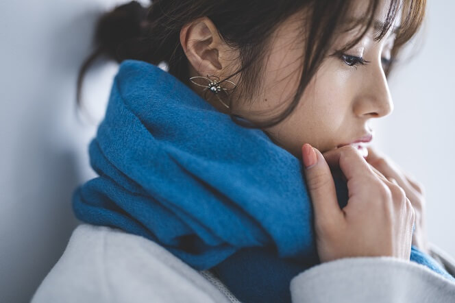 冬の顔合わせ食事会で女性の服装にあわせるコート