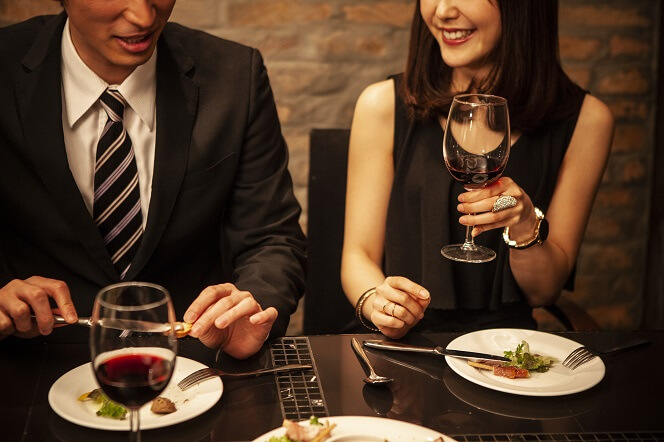 ホテルや料亭での食事会でもかしこまらない服装指定