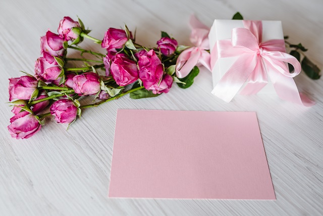 結婚祝いを郵送や配送で贈る際には手紙や送り状を添えるのがマナー