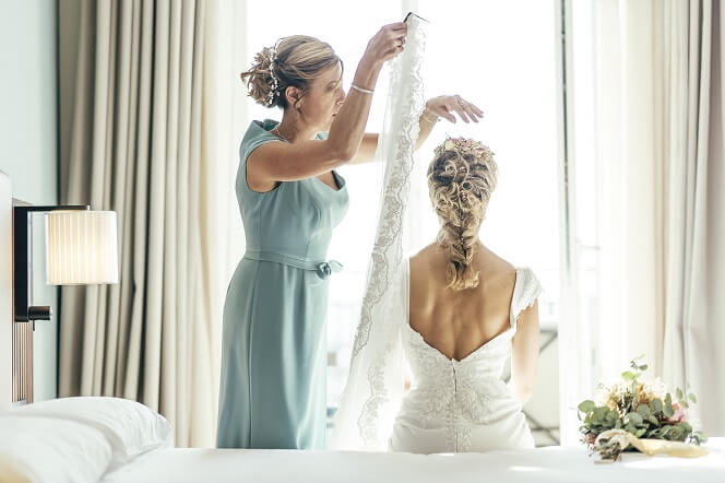 結婚式で母親が着るドレスのデザインを画像つきで詳しく解説！コーデの注意点は？