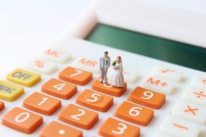 家族のみの結婚式の費用はどう支払う？自己負担と親・家族からのご祝儀や援助