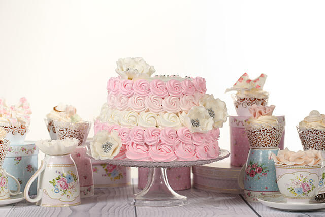 ピンクローズがアクセントのウェディングケーキのデザイン 結婚式準備 Com