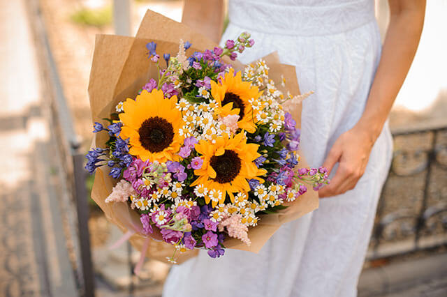 夏の結婚式に使いたい 花言葉で選ぶ 夏に咲く花まとめ 結婚式準備 Com