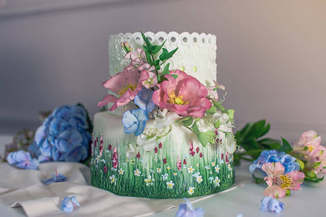 ウェディングケーキの周りに飾る花の種類 結婚式準備 Com