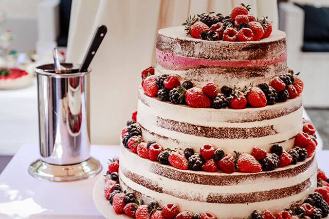 ネイキッドケーキをおしゃれに飾るデコレーションアイデア7つ 結婚式準備 Com