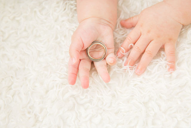 赤ちゃんの手と結婚指輪