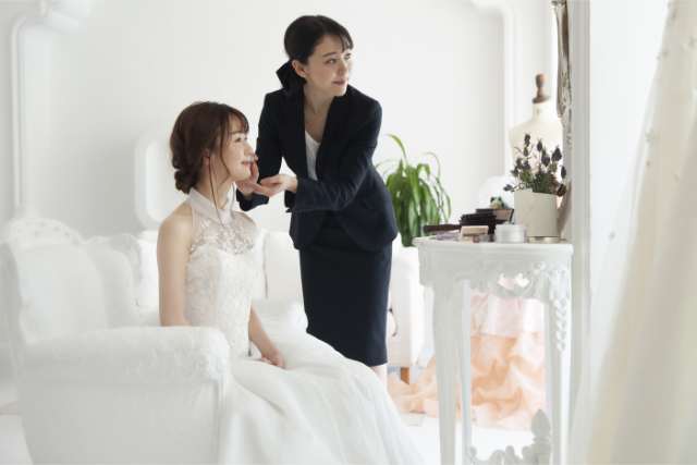 花嫁必見 ブライダルヘアメイクの段取りや注意点と人気のヘアアレンジ 結婚式準備 Com