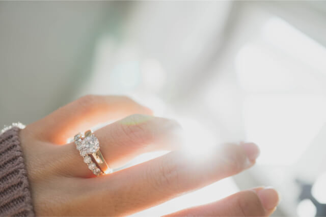 婚約指輪と結婚指輪の素敵な重ね付け 重ね付けのアイデア30選 結婚式準備 Com
