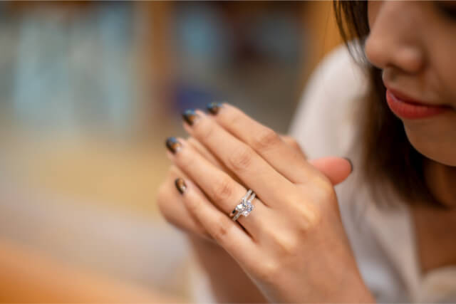 結婚指輪をして女性