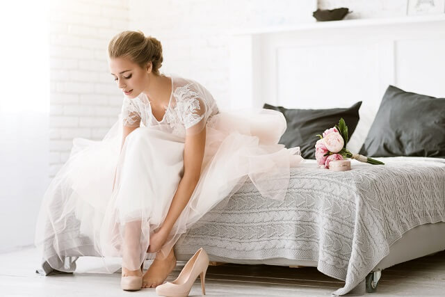 ウェディングシューズとは？足とドレスが綺麗に映えるヒールの高さや結婚式に合わせたデザインの選び方 | 結婚式準備.com