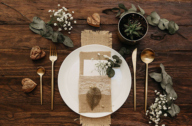 結婚式のテーブル装飾に映える手作りアイテム3つときれいに飾るポイント 結婚式準備 Com