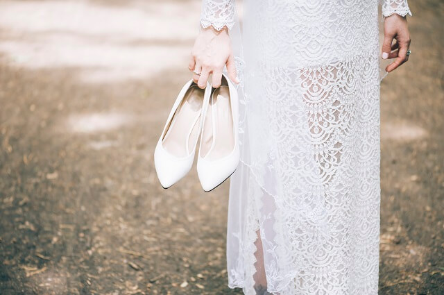 歩きやすい 痛くない 人気のウェディングシューズとは フラット ローヒール ヒールが高くても歩きやすい花嫁の靴を紹介 結婚式準備 Com