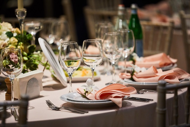 会食スタイルの結婚式『食事会ウェディング』とは。家族のみや少人数でおこなう内容、準備、費用を詳しく解説 | 結婚式準備.com