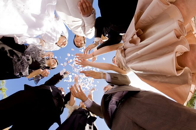 一般的な結婚式で友達の平均的な招待人数と関係性別の割合