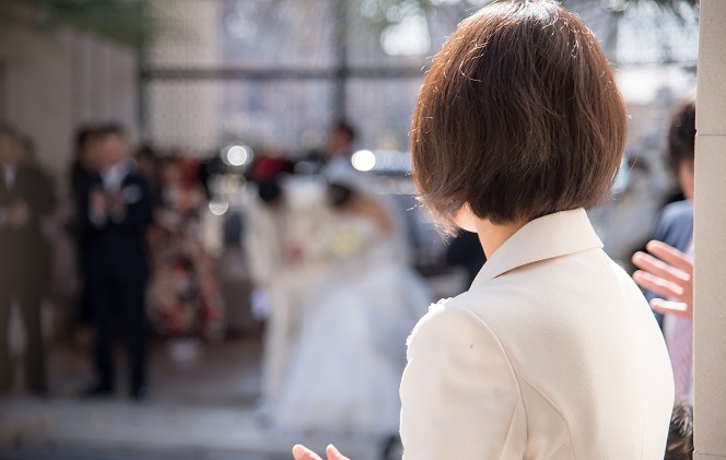 結婚式での親族の立場での女性の服装の考え方とマナー