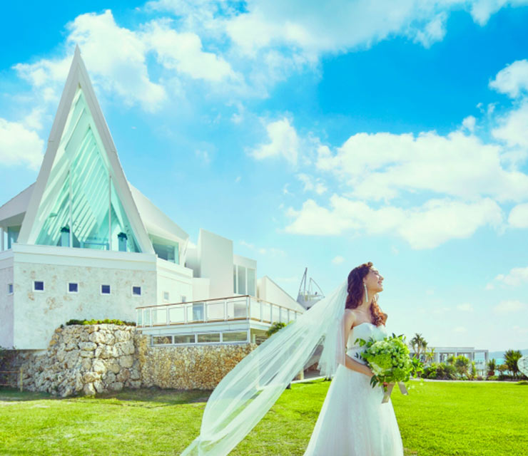 沖縄で結婚式を挙げる時の費用相場！予算と旅費はどのくらい必要？