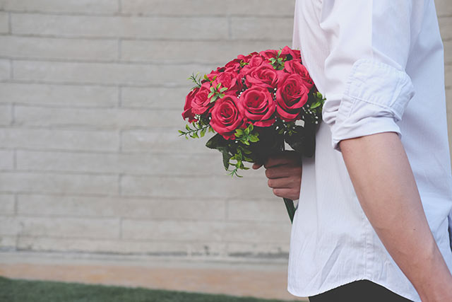 プロポーズに贈る花束の予算はいくら 花の本数の意味とぴったりな花言葉 結婚式準備 Com