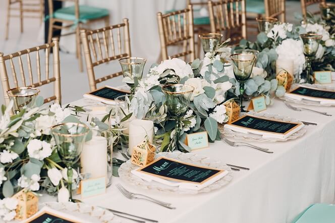 一般的な結婚式でよく選ばれるテーブルレイアウト例
