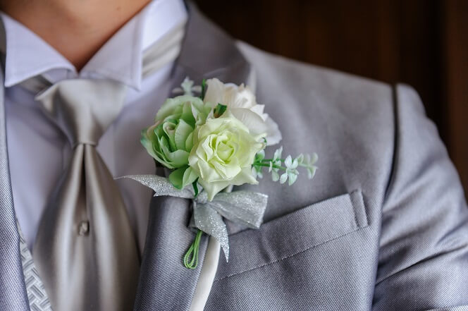 結婚式で新郎が着用するタキシードの主な色と与える印象
