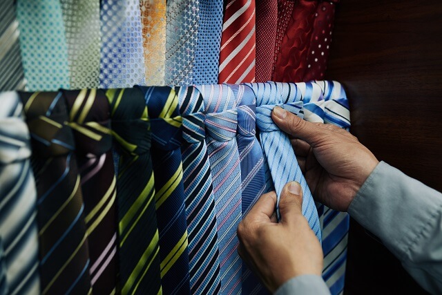 結婚式のスーツに合わせるネクタイは？種類、色、柄をチェック
