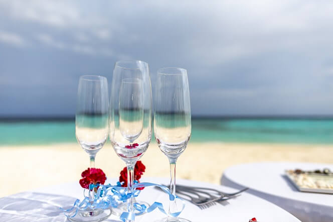 >国内、海外リゾート地での家族のみの結婚式の費用相場