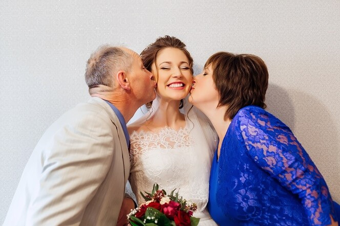 結婚式で母親が着るドレスのおすすめカラーは？明るい色を着てもいい？