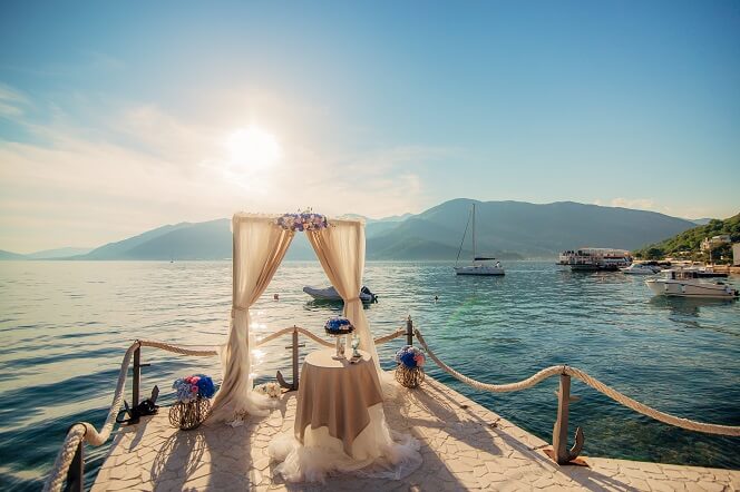 国内、海外リゾート地での親族のみや身内のみの少人数結婚式の費用相場