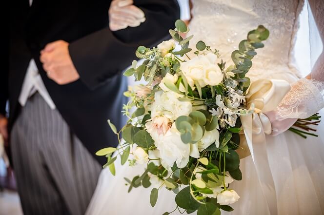 家族のみの結婚式で多く見られるウェディングスタイルと必要な費用