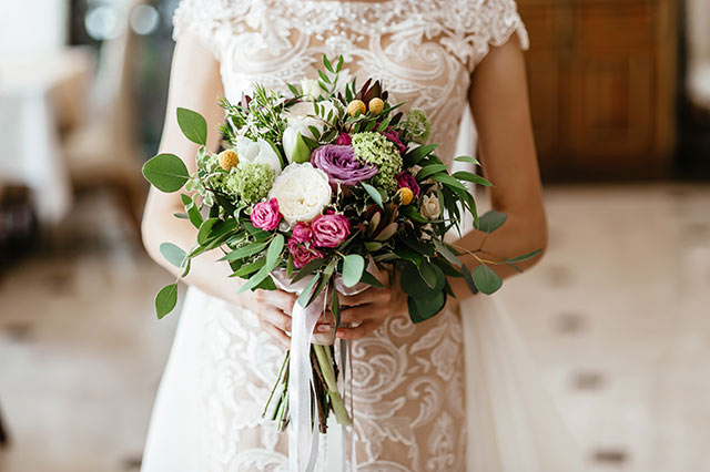 最もカジュアルなスタイル！花嫁に人気の【クラッチブーケ】とは？