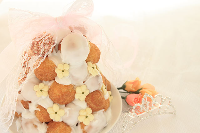 フランス生まれのウエディングケーキ【クロカンブッシュ】について
