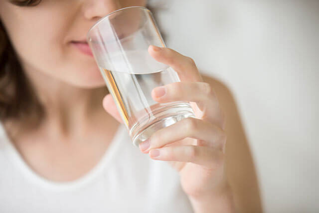 水や白湯を飲む