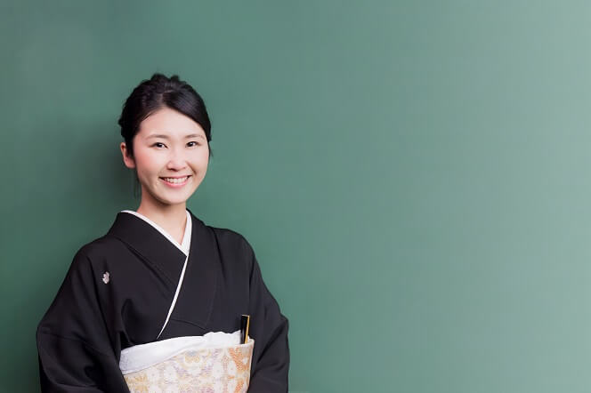 結婚式での母親の黒留袖、ドレススタイルに合わせる髪型の基本的なマナー
