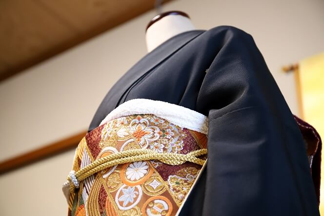 結婚式の一般的な母親の服装。ドレスコードは「正礼装」だが求められる服装は？