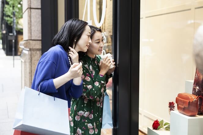 新郎の母親として結婚式で求められる役割に会った服装を選ぶための注意点