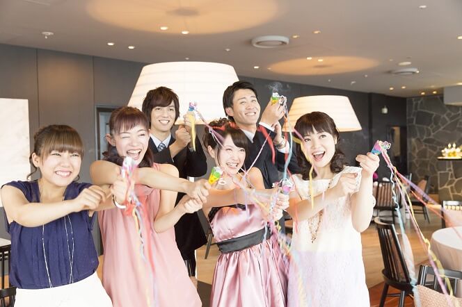 結婚式二次会のドレスコード「平服」「カジュアル」とは