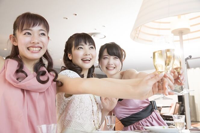 おしゃれな会場でおこなう結婚式二次会の男性・女性の服装を画像で紹介