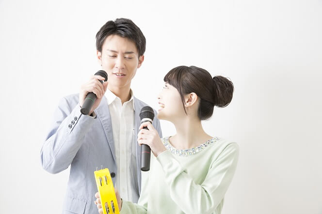 カジュアルな会場でおこなう結婚式二次会の男性・女性の服装を画像で紹介