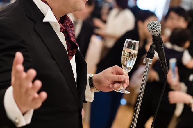 結婚式や披露宴での両家親族代表の挨拶の内容・構成を例文を交え解説
