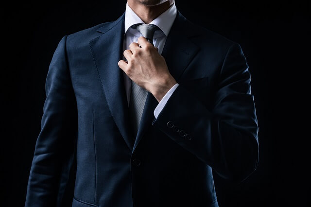 結婚式の男性ゲストの基本の服装はブラックスーツかダークスーツ