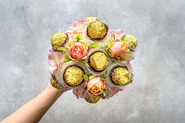 二次会やプレゼントに！お菓子ブーケを持ってスウィートな花嫁になろう